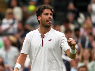Cameron Norrie oslavuje víťazstvo v osemfinále Wimbledonu.