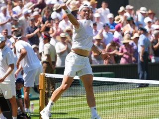Julian Cash (vpravo) a Lloyd Glasspool vyhrali štvorhru mužov na grandslamovom turnaji Wimbledon 2025.