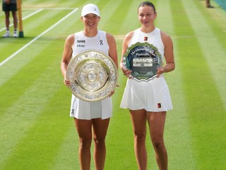 Iga Swiateková (vľavo) a Amanda Anisimovová s trofejami po finále Wimbledonu 2025.