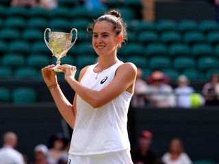 Mia Pohánková s trofejou po víťazstve vo finále juniorskej dvojhry na grandslamovom turnaji Wimbledon 2025.
