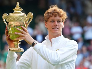 Jannik Sinner s trofejou po víťazstve vo Wimbledone 2025.