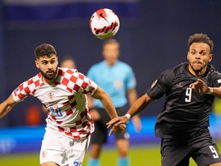 Martin Erlič (vľavo) a Martin Braithwaite v zápase Chorvátsko - Dánsko v Lige národov UEFA.