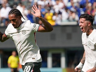 Futbalista Chelsea Joao Pedro (vľavo) a jeho gesto po góle do siete Fluminense.