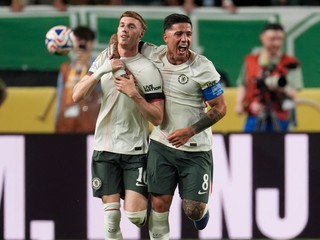 Cole Palmer a Enzo Fernandez sa radujú z gólu.
