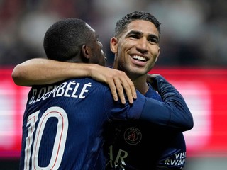 Futbalisti PSG Ousmane Dembélé a Achraf Hakimi sa radujú z gólu na MS klubov.