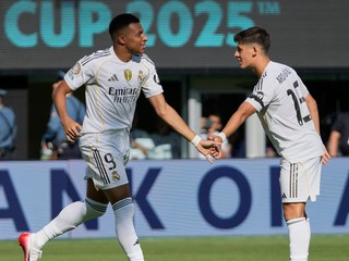 Kylian Mbappé spolu so spoluhráčom Ardom Gulerom.