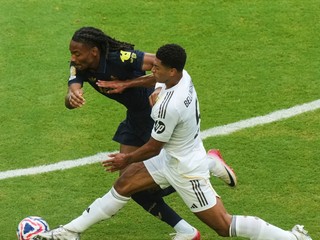 Hráč Juventusu Turín Khephren Thuram (19) a Jude Bellingham z Realu Madrid počas osemfinálového zápasu Real Madrid - Juventus Turín na majstrovstvách sveta klubov.