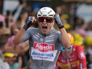 Jasper Philipsen oslavuje víťazstvo v 1. etape Tour de France 2025.