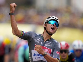Mathieu van der Poel oslavuje víťazstvo v 2. etape Tour de France 2025.