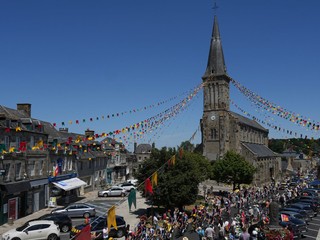 Cyklistický pelotón počas Tour de France 2025.