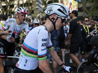 Tadej Pogačar po páde v cieli 11. etapy Tour de France 2025. 