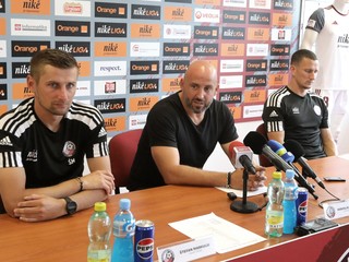 zľava hlavný tréner Štefan Markulík, generálny manažér FK ŽP Miroslav Poliaček a kapitán mužstva Samuel Štefánik pred štartom novej sezóny