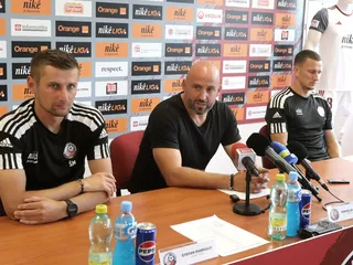 zľava hlavný tréner Štefan Markulík, generálny manažér FK ŽP Miroslav Poliaček a kapitán mužstva Samuel Štefánik pred štartom novej sezóny