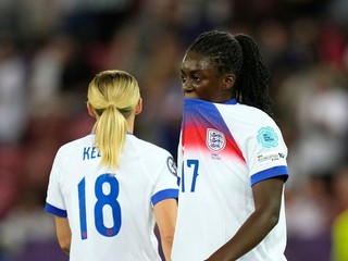 Sklamané futbalistky Anglicka po prehre s Francúzskom.
