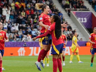 Alexia Putellasová (v strede) a Salma Paralluelová sa tešia po strelenom góle v zápase Španielsko - Belgicko v skupine B na ME vo futbale žien 2025.