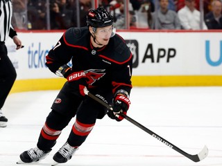 Ruský obranca Dmitry Orlov.