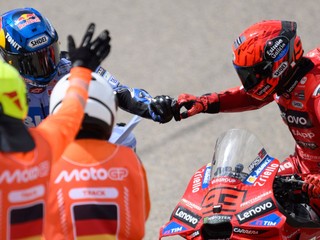 Alex Márquez (vľavo) a jeho brat Marc Márquez po víťazstve na Veľkej cene Nemecka 2025.