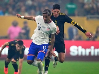 Malik Tillman v súboji s Edsonom Álvarezom vo finále Gold Cupu 2025 USA - Mexiko.