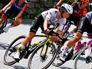 Slovenská cyklistka Viktória Chladoňová počas Giro d'Italia Women 2025.