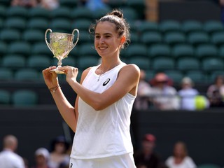 Mia Pohánková s trofejou po víťazstve vo finále juniorskej dvojhry na grandslamovom turnaji Wimbledon 2025.
