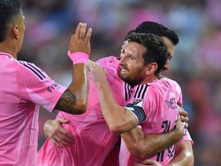 Luis Suárez a Lionel Messi sa tešia po strelenom góle v zápase New England Revolution - Inter Miami v MLS.