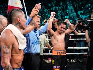 Mario Barrios a Manny Pacquiao po zápase.