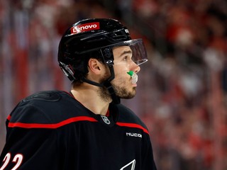 Logan Stankoven v drese Caroliny Hurricanes.