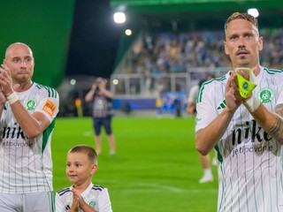 Jozef Menich a Patrik Šimko (obaja Prešov) ďakujú fanúšikom po zápase 1. kola Niké ligy FC Tatran Prešov - ŠK Slovan Bratislava.