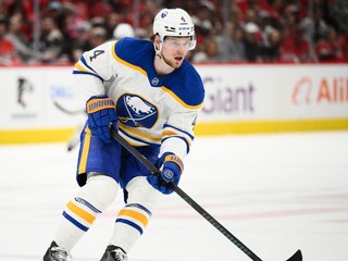 Obranca Bowen Byram v drese Buffala Sabres.