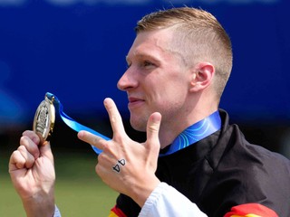 Florian Wellbrock sa teší zo zisku tretej zlatej medaily.