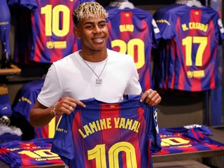 Lamine Yamal s novým dresom s číslom 10.