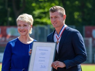 Premiérka nemeckej spolkovej krajiny Meklenbursko-Predpomoransko Manuela Schwesigová (vľavo) odovzdala štátne vyznamenanie za spoločenskú angažovanosť v rodnom regióne Tonimu Kroosovi.