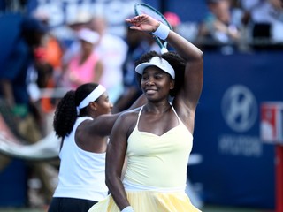 Americký deblový pár Venus Williamsová (vpredu) a Hailey Baptisteová.