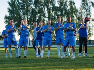 Hráči nováčika ŠK Kmeťovo oslavujú piatoligové víťazstvo.