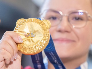 Denisa Baránková pózuje so zlatou medailou zo Svetových hier 2025.