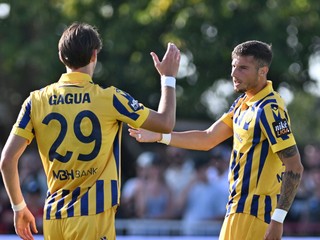 Na snímke sa tešia z gólu hráči DAC.