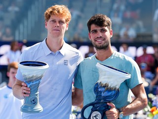 Jannik Sinner (vľavo) a Carlos Alcaraz, archívna snímka.