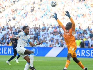 Pierre-Emerick Aubameyang strieľa gól v zápase Olympique Marseille - FC Paríž. 