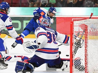 Vpravo brankár Brady Knowling (USA), ktorého prekonáva uprostred Oliver Ozogány (Slovensko).