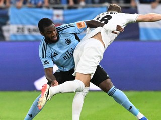 Sandro Cruz (Slovan) a Dan Glazer (Almaty) bojujú o loptu počas odvetného zápasu 3. predkola Ligy majstrov vo futbale ŠK Slovan Bratislava – Kajrat Almaty.