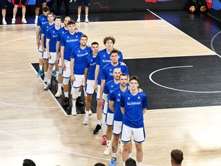 Na snímke slovenská basketbalová reprezentácia počas hymny.