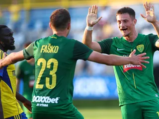 Futbalisti Žiliny Adrián Kaprálik a Michal Faško sa tešia z gólu v zápase proti Michalovciam. 