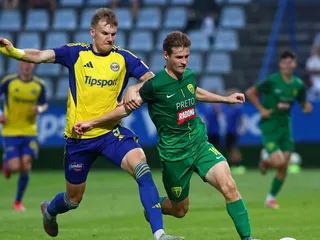 Patrik Iľko (Žilina) a Gytis Paulauskas (Michalovce) bojujú o loptu v zápase 3. kola futbalovej Niké ligy medzi MFK Zemplín Michalovce - MŠK Žilina.