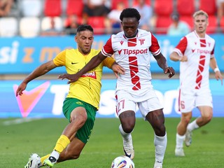 Kristián Bari (Žilina) a Dylann Kam (Trenčín) bojujú o loptu v zápase 4. kola Niké ligy.