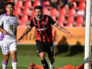 Útočník Spartaka Trnava Michal Ďuriš strieľa gól v zápase proti Komárnu. 
