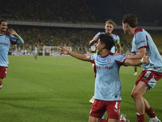 V drese Feyenoordu Leo Sauer (vpravo) sa teší z gólu, ktorý strelil jeho spoluhráč Cujoši Watanabe
(uprostred).