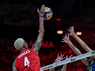 Turecká volejbalistka Melissa Vargasová smečuje počas zápasu základnej E-skupiny na MS v Thajsku.