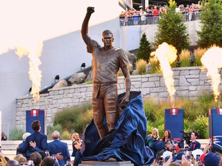 Bronzová socha Toma Bradyho pred štadiónom