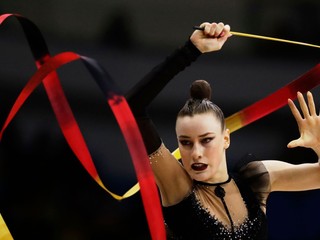 Darja Varfolomejevová počas cvičenia so stuhou vo finále viacboja jednotlivkýň na majstrovstvách sveta v brazílskom Riu de Janeiro.