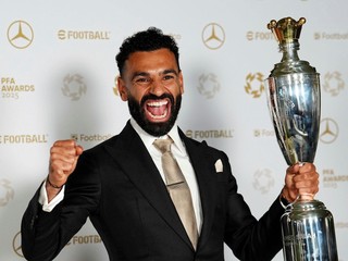 Mohamed Salah pózuje s trofejou pre najlepšieho hráča podľa PFA.